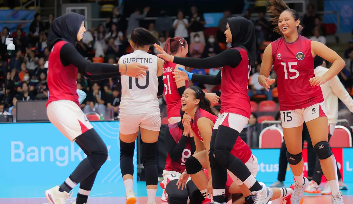 Ketenangan pemain Indonesia pada poin-poin krusial menjadi pembeda. Indonesia sukses merebut set ketiga dengan skor 30-28. Tampak dalam foto, Tampak dalam foto, tim voli putri Indonesia saat merayakan kemenangan usai bertanding melawan Filipina pada laga final SEA Games 2025 di Indoor Stadium Huamark, Bangkok, Thailand, Senin (15/12/2025). (Bola.com/Bagaskara Lazuardi)