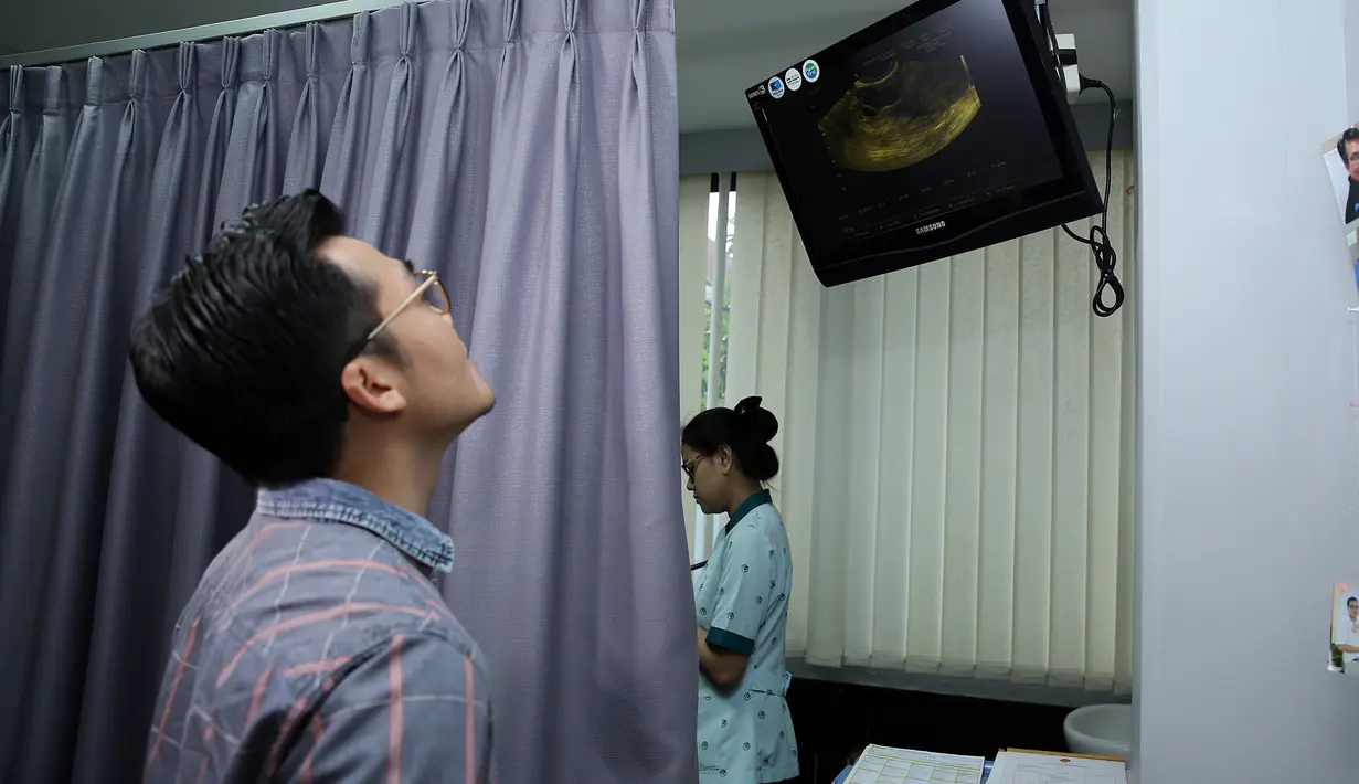 Dokter menyarankan agar Tya menjaga pola makan, menghindari fast food di samping membatasi dirinya dari kesibukan sebagai publik figur. Selain itu Tya dan suami juga harus rutin olahraga agar sel telur yang dihasilkannya baik. (Deki Prayoga/Bintang.com)