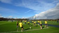 Pemain Tottenham Hotspur ambil bagian dalam sesi latihan di Tottenham Hotspur's Enfield Training Center, London, Selasa (6/3). Leg kedua antara Tottenham dengan Juventus akan berlangsung di Stadion Wmbley. (GLYN KIRK/AFP)