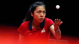 Tin Tin Ho dari Inggris melakukan servis saat bertanding melawan Justina Yeung dari Kanada selama perempat final tim putri di Commonwealth Games 2018 di Gold Coast di Oxenford Studios (7/4). (AFP Photo/Adrian Dennis)