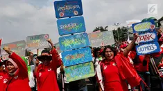 Masyarakat dari Presidium Rakyat Menggugat melakukan demo di depan Gedung MPR/DPR, Senayan, Jakarta, Jumat (23/3). Dalam aksinya mereka menuntut Penolakan UU No. 2/2018 tentang MD3 terkhusus pada pasal 73;122;245. (Liputan6.com/Johan Tallo)