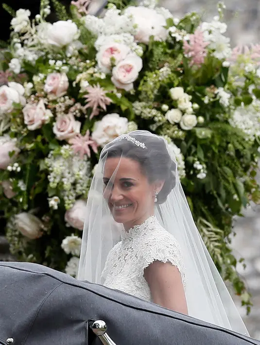 Pippa Middleton turun dari mobil setibanya di lokasi pernikahannya di sebuah gereja kecil di Inggris, Sabtu (20/5). Adik dari istri Pangeran William, Kate Middleton, itu akan menikah dengan tunangannya, James Matthew. (AP Photo/Kirsty Wigglesworth, Pool)