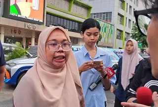 Nia selaku pendamping korban Saryati dan Putri menjelaskan kondisi terkini keduanya usai menjadi korban kecelakaan KRL di Stasiun ekasi Timur. (Liputan6.com/Dimas Ramadhan Wicaksana)
