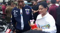 Presiden Jokowi bersama Ibu Negara Iriana membeli mainan untuk sang cucu di Pasar Sentral, Kota Kendari, Sulawesi Tenggara, Sabtu (2/3/2019) pagi. (Liputan6.com/Lizsa Egeham)