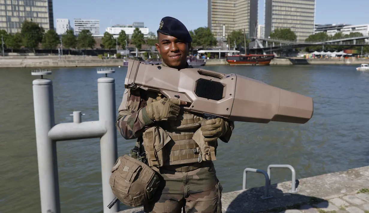 Sebuah batalion yang dibentuk secara khusus telah ditugaskan untuk mengamankan zona embarkasi bagi para atlet yang terletak di sepanjang bagian timur Paris. (AP Photo/Aurelien Morissard)