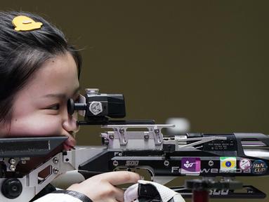 Petembak putri China, Yang Qian menjadi atlet pertama yang meraih medali emas di Olimpiade Tokyo 2020. Perempuan berusia 21 tahun tersebut menjadi yang terbaik pada cabang olahraga menembak nomor 10 m air rifle putri. (Foto: AP/Alex Brandon)