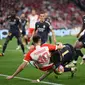 Bek Bayern Munchen #40 Noussair Mazraoui dan penyerang Real Madrid #11 Rodrygo berebut bola dalam leg pertama semifinal Liga Champions 2023/2024 di Allianz Arena, Rabu (1/5/2024) dini hari WIB. (Kirill KUDRYAVTSEV / AFP)