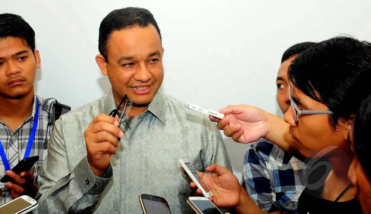 Mendikbud, Anies Bawesdan saat menjawab pertanyaan wartawan di Gedung Kemendikbud, Senayan, Jumat (13/3/2015). Mendikbud Anies Baswedan menuturkan, setiap laporan yang masuk segera ditindaklanjuti. (Liputan6.com/Yoppy Renato)