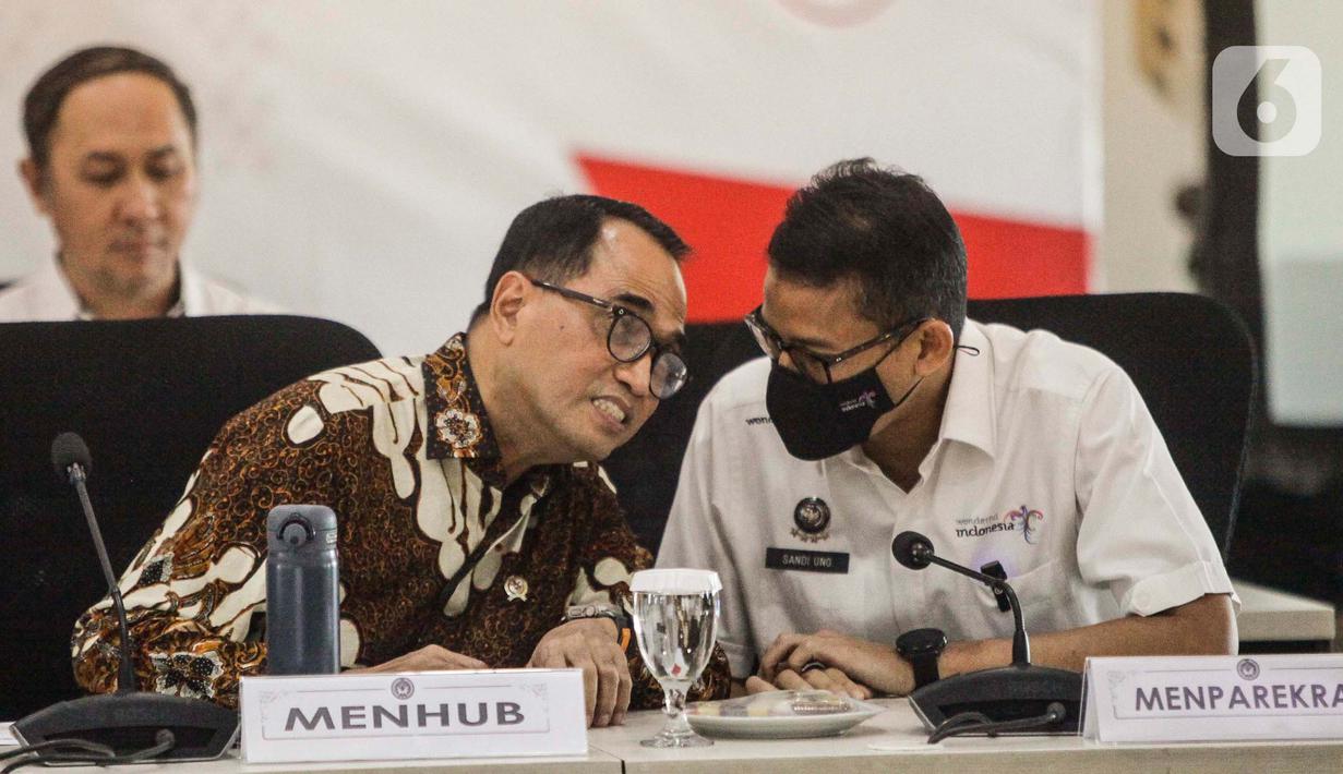 Rakor juga dihadiri Menteri Perhubungan Budi Karya Sumadi (kiri) dan Menteri Pariwisata dan Ekonomi Kreatif (Menparekraf) Sandiaga Uno. (Liputan6.com/Angga Yuniar)