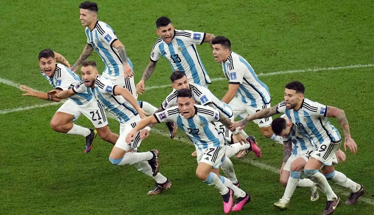 Para pemain Argentina bereaksi setelah memenangkan adu penalti melawan Prancis pada pertandingan sepak bola final Piala Dunia 2022 di Stadion Lusail, Lusail, Qatar, 18 Desember 2022. Bermain imbang 3-3 selama 120 menit, Prancis akhirnya tumbang 2-4 dari Argentina dalam drama adu penalti. (AP Photo/Christophe Ena)