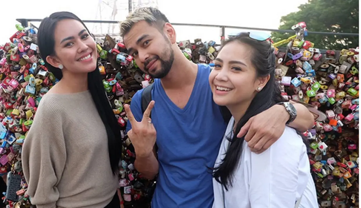 Begitu juga dengan Raffi Ahmad dan Nagita, baru-baru ini ia bersama istri menyambangi N-Tower. Di tempat wisata yang juga dikenal dengan jembatan gembok cinta itu, ia kembali mengunci cintanya. (Instagram/raffinagita1717)