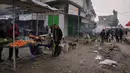 Suasana pasar pun mulai ramai dikunjungi warga yang membeli kebutuhan pokok, dan banyak toko kembali beroperasi. Tampak dalam foto, warga Palestina berjalan di sepanjang pasar jalanan tempat buah-buahan dan sayuran dipajang untuk dijual di Kota Gaza, Jumat, 19 Desember 2025. (AP Photo/Abdel Kareem Hana)