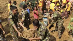 Petugas dan warga mencari warga yang tertimbun longsor di Rangamati, Bangladesh, Rabu (14/6). Sedikit-dikitnya 134 orang tewas akibat bencana tanah longsor tersebut. (AP Photo)