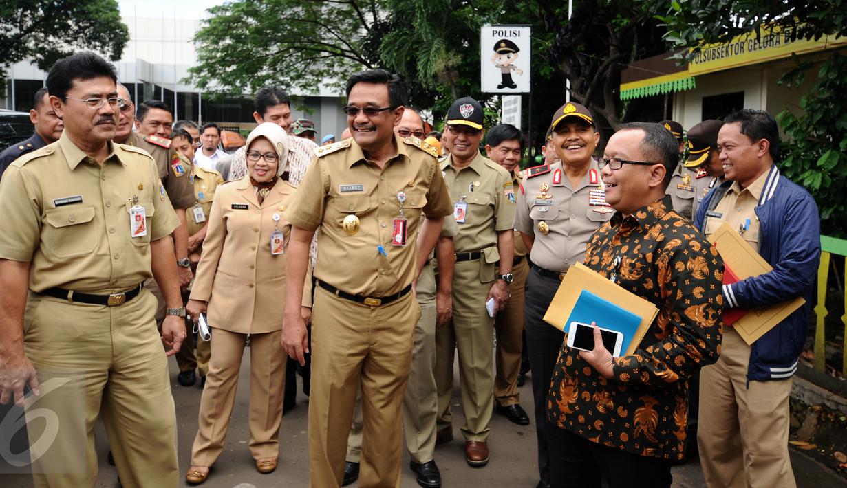 Wagub DKI Jakarta Djarot Saiful Hidayat (tengah) berbincang dengan para staffnya saat inspeksi mendadak di JCC, Selasa (3/1/2016). Tinjauan terkait kesiapan pelaksanaan KTT Luar Biasa OKI pada 6-7 Maret mendatang. (Liputan6.com/Helmi Fithriansyah)