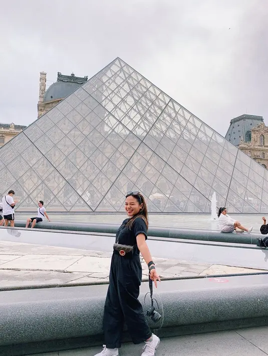 Amel Carla juga tidak lupa untuk mengunjungi museum nih. Amel terlihat mengunjungi musem Louvre, Paris. (Liputan6.com/IG/@amelcarla)