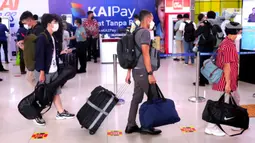 Calon penumpang kereta tiba di Stasiun Gambir, Jakarta, Rabu (27/4/2022). H-5 Lebaran, 31 ribu lebih calon penumpang berangkat dari Stasiun Pasar Senen dan Gambir dengan total 51 kereta yang dioperasikan. (Liputan6.com/Angga Yuniar)