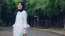 Dan kali ini Herfiza terlihat santun memakai gamis berwarna putih yang kemudian ia padukan dengan hijab hitamnya. Simple dan sederhana bukan gaya istri Ricky Harun ini? (Instagram/herfiza)