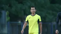 Wasit Liga 1, Yeni Kristianto, saat berlatih di Stadion Rejoagung Tulungagung. (Bola.com/Gatot Susetyo)