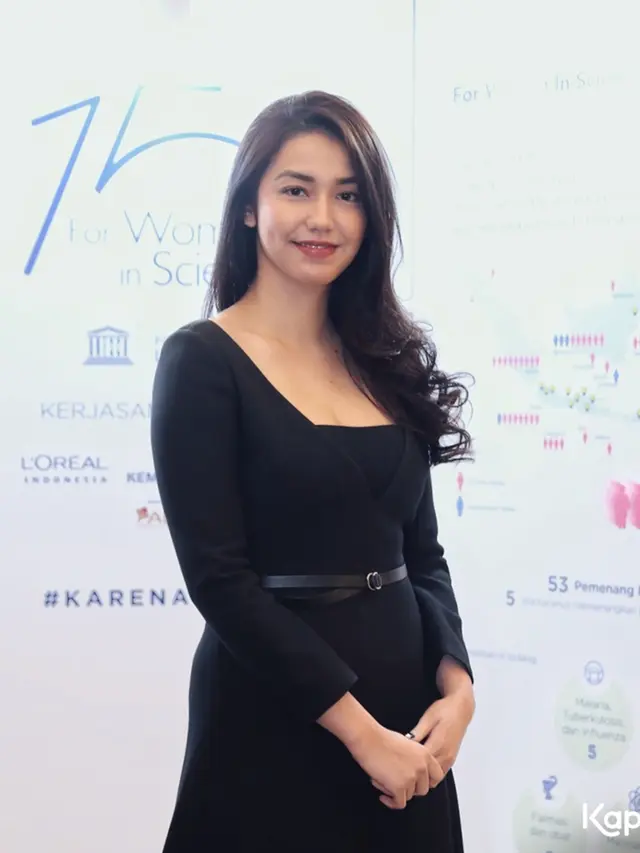 FOTO: Cantiknya Velove Vexia Dengan Balutan Gaun Hitam