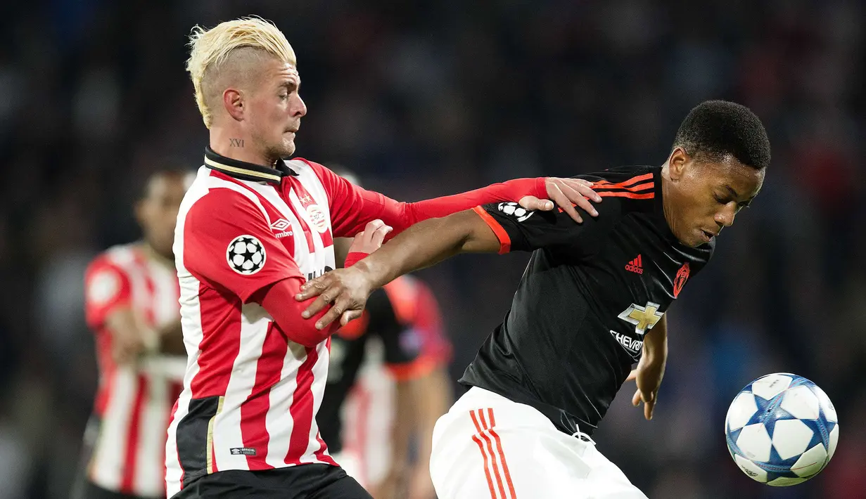 Pemain PSV, Maxime Lestienne (kiri) berebut bola dengan pemain MU, Anthony Martial dalam pertandingan Grup B Liga Champions yang berlangsung di Stadion Philips, Eindhoven, Belanda. Selasa (12/9/2015). (AFP Photo/ANP/Olaf Kraak)