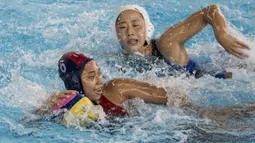 Pemain polo air putri Indonesia, Nyoman Ayu, mengamankan bola saat melawan tim polo air Jepang pada laga Asian Games di Aquatic Center, GBK, Jakarta, Kamis (16/8/2018). Jepang menang 15–4 atas Indonesia. (Bola.com/Vitalis Yogi Trisna)