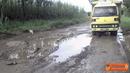 Citizen6, Lamongan: sebuah mobil truk berusaha menghindari jalan yang berlubang di wilayah selatan kabupaten Lamongan. (Pengirim: LandaxNocturnal Zaen)