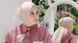 Pelantun lagu Bismillah Cinta ini memang gaya penampilannya selalu terlihat menawan. Saat memakai kemeja warna merah muda, Lesty terlihat begitu cantik menawan. Tak ayal, banyak netizen yang terpukau dengan kecantikan Lesty. (Liputan6.com/IG/@lestykejora)