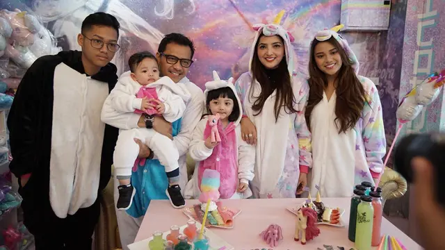[Bintang] Bikin Kagum, Ini 8 Foto Kekompakan Keluarga Anang dan Ashanty