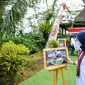 Bupati Banyuwangi Ipuk Fiestiandani Melihat Foto Kopi Yang Dipamerkan di Perkebunan Kalibendo. (Istimewa)
