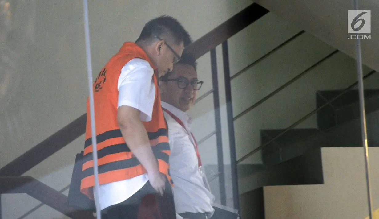 Tersangka penyuap hakim PT Sulawesi Utara, Aditya Anugrah Moha (kiri) usai menjalani pemeriksaan di Gedung KPK, Jakarta, Kamis (14/12). Aditya diduga memberi uang ke hakim Sudiwardono untuk memengaruhi putusan banding. (Liputan6.com/Helmi Fithriansyah)