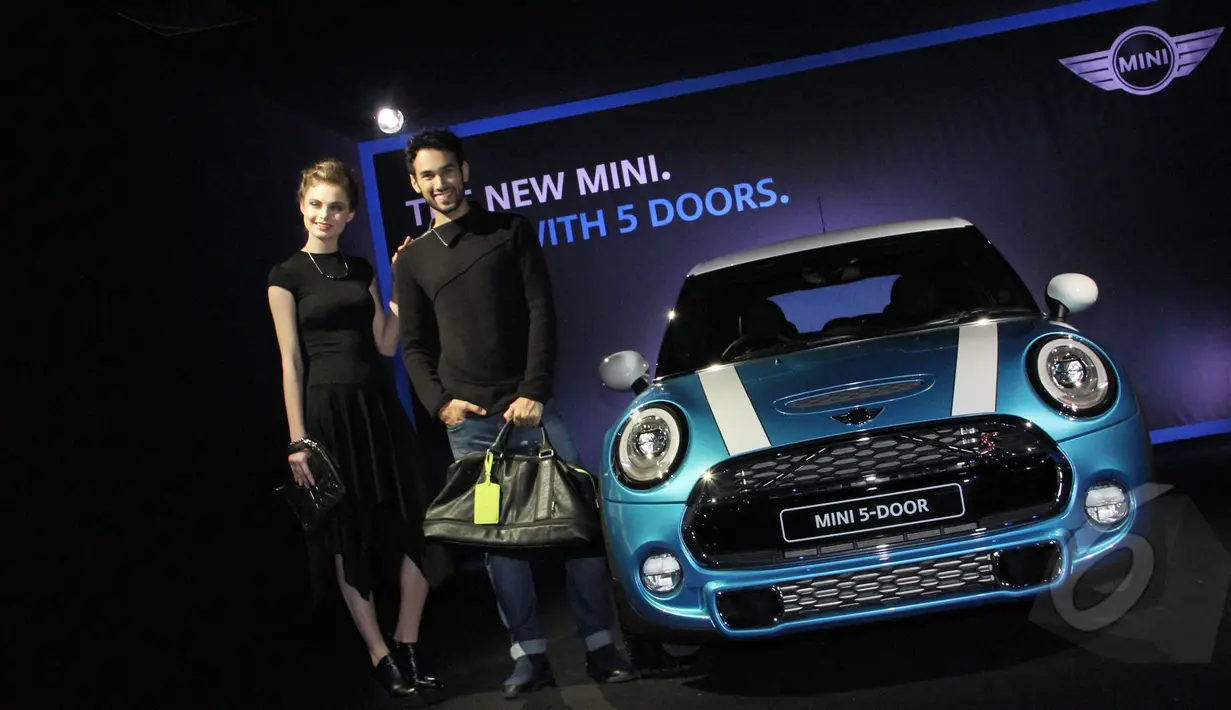 Dua orang model berfoto disamping mobil New MINI 5-Door yang resmi diluncurkan di kawasan SCBD, Jakarta, Kamis (5/3/2015). (Liputan6.com/Helmi Afandi)
