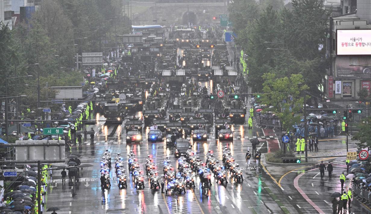 Dalam parade itu, Korea Selatan akan pamerkan senjata dan peralatan bergulir di jalan-jalan Seoul dalam unjuk kekuatan yang jarang terjadi. (Anthony WALLACE/AFP)
