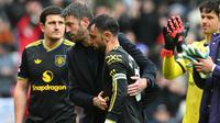 Pelatih sementara Manchester United asal Inggris, Michael Carrick, memberi selamat kepada gelandang Manchester United asal Portugal bernomor punggung 08, Bruno Fernandes, setelah pertandingan Liga Inggris antara Sunderland dan Manchester United di Stadion of Light di Sunderland, timur laut Inggris, pada 9 Mei 2026. (ANDY BUCHANAN/AFP)