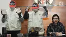 Wakil Ketua KPK Basaria Panjaitan (kanan) mendampingi petugas KPK menunjukkan uang hasil operasi tangkap tangan (OTT) Kabupaten Bengkayang di Gedung KPK, Jakarta, Rabu (4/9/2019). KPK menyita barang bukti uang sebesar Rp 336 juta dalam OTT tersebut. (Merdeka.com/Dwi Narwoko)