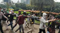 Belasan remaja diamankan saat akan ikut demo di Patung Kuda Jakarta Pusat. (Ady Anugrahadi/Liputan6.com).