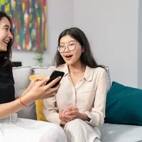 Ilustrasi perempuan bergosip/copyrightshutterstock/Trzykropy