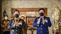 TNI Marsekal Hadi Tjahjanto memberikan kejutan kepada Kapolri Jenderal Listyo Sigit Prabowo di Hari Ulang Tahun (HUT) Bhayangkara Ke-75. (Foto: Liputan6/Nanda Perdana Putra)