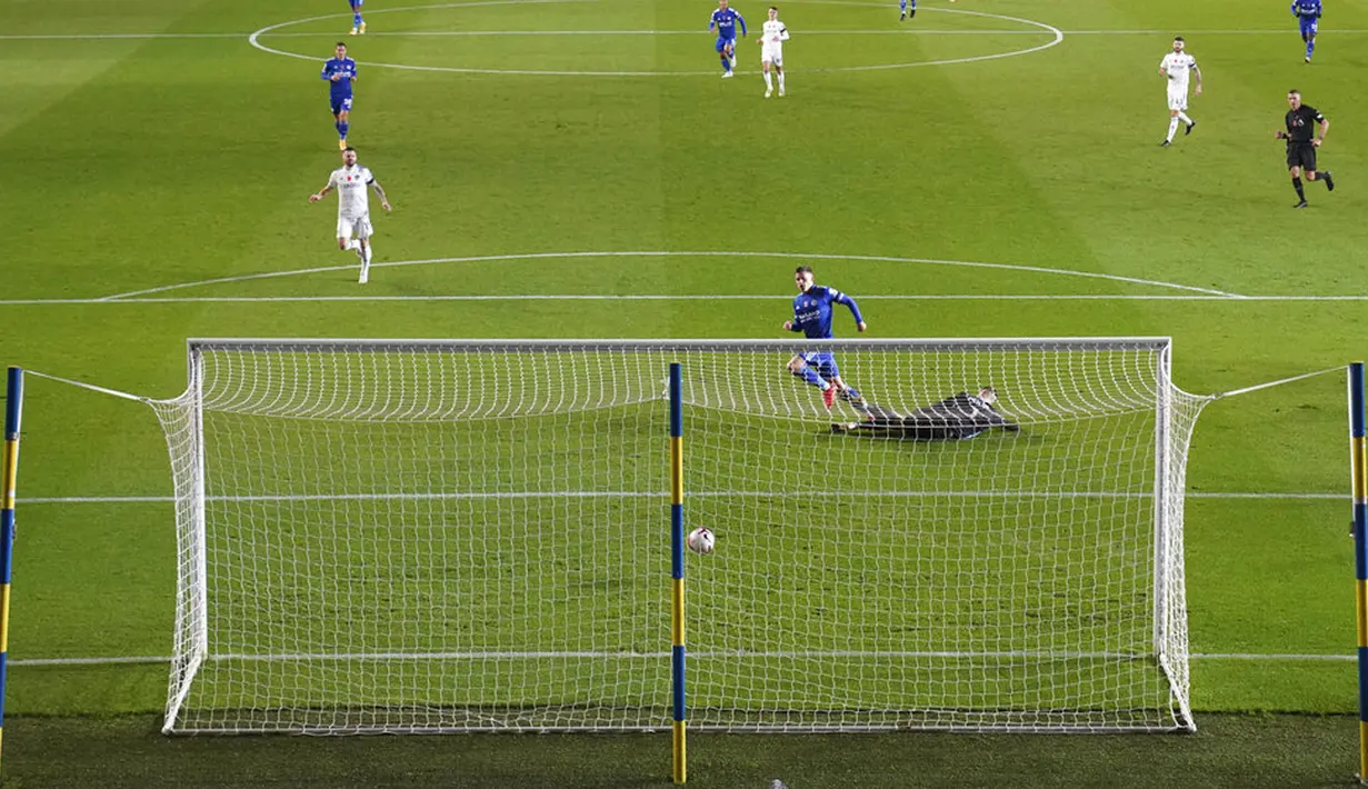 Pemain Leicester City Harvey Barnes mencetak gol ke gawang Leeds United pada pertandingan Liga Premier Inggris di Elland Road, Leeds, Inggris, Senin (2/11/2020). Leicester City membantai Leeds United dengan skor 4-1. (AP Photo/Jon Super)