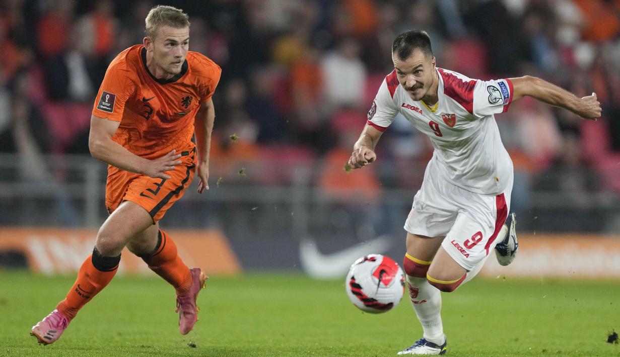 Serangan Tim Oranje dimotori oleh Memphis Depay, Steven Berghius, dan Frenkie de Jong membuat Montenegro kerepotan. (Foto: AP/Peter Dejong)