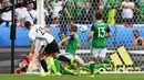 Pemain Jerman, Mario Gomez, saat mencetak gol ke gawang Irlandia Utara pada laga Grup C Piala Eropa 2016 di Parc des Princes, Paris, Selasa (21/6/2016). (AFP/Patrik Stollarz)