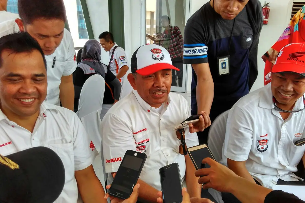 General Manager Product Management and Marketing Support Astra Honda Motor, Ferry Firman, sedang menjawab pertanyaan wartawan pada ajang Honda Dream Cup 2017 di Surabaya