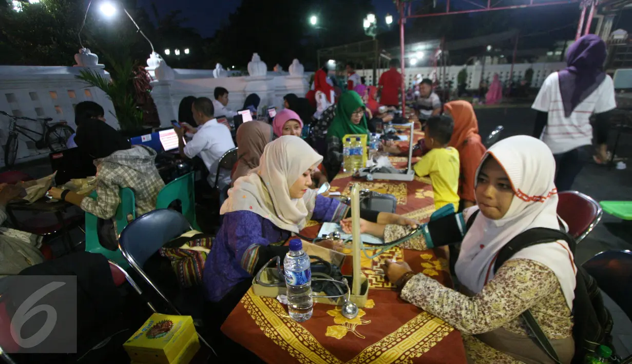 Serang pendonor menjalani pemriksaan sebelum mengikuti donor darah di Masjid Kauman,Yogyakarta, (11/6/2016).Safari donor darah ramadan pundi amal SCTV di sambut antusias oleh masyarakat.(Boy Harjanto)