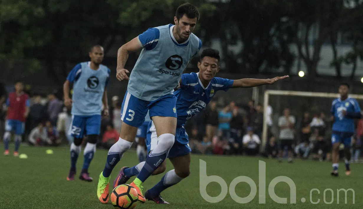 Pemain Persib Bandung, Achmad Jufriyanto, berebut bola dengan Gian Zola saat latihan. Rencananya Pangerang Biru akan kembali berlatih esok sore di tempat dan waktu yang sama. (Bola.com/Vitalis Yogi Trisna)