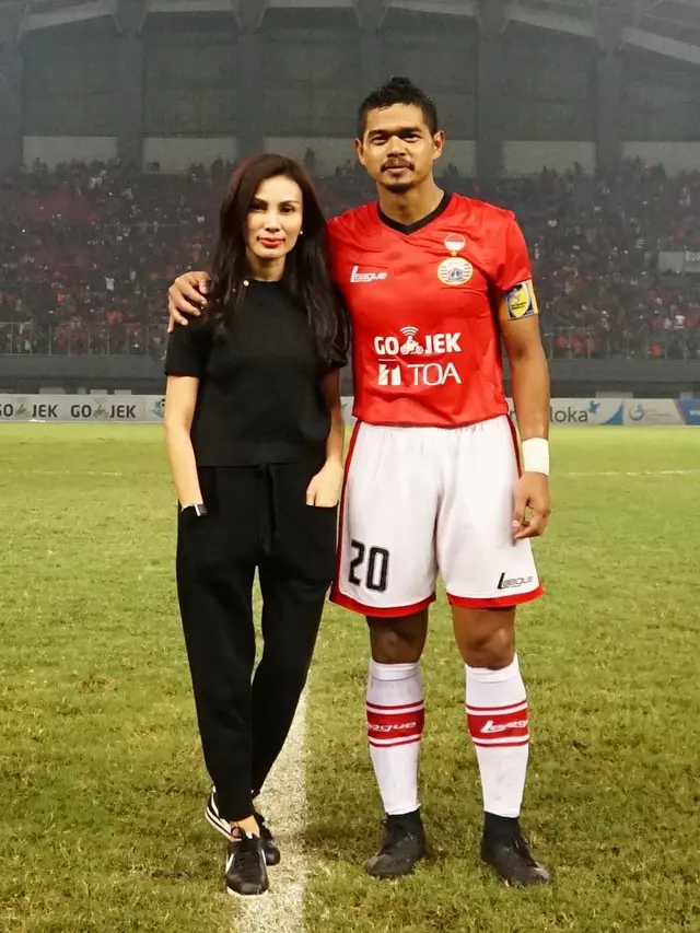Jarang Terekspos, Ini 6 Pesona Tribuana Tungga Dewi Istri Bambang Pamungkas