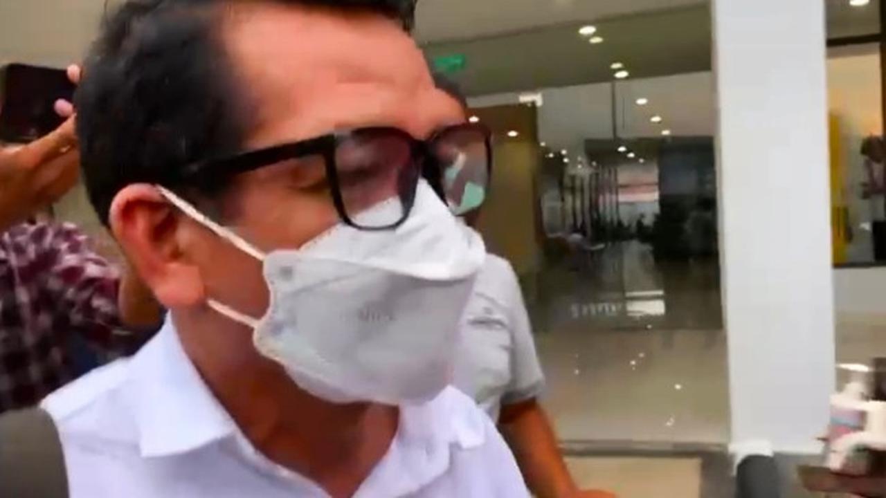 Dekan Fakultas Fisipol Universitas Riau Syafri Harto saat keluar dari Rutan Polda Riau setelah bebas dari dakwaan pencabulan.