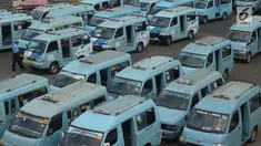 Sejumlah angkot menanti calon penumpang di Terminal Kampung Melayu, Jakarta timur, Jumat (2/8/2019). Gubernur DKI Jakarta Anies Baswedan melalui Kepala Dinas Perhubungan menyiapkan rancangan peraturan daerah tentang pembatasan usia kendaraan. (merdeka.com/Imam Buhori)