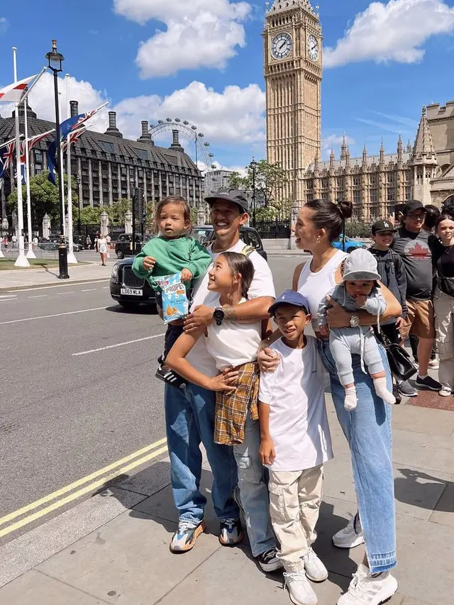 Gaya Liburan Jennifer dan Irfan Bachdim bersama keempat anaknya (Foto: Instagram/jenniferbachdim)