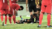 Ahmad Nufiandani tergeletak setelah berbenturan dengan pemain Persewangi (Bola.com/Kevin Setiawan)