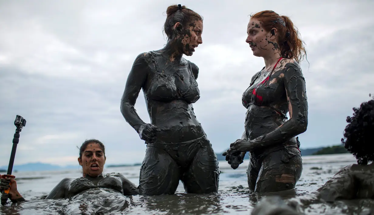 Sejumlah wanita dengan tubuh dipenuhi lumpur mengikuti festival tradisional "Bloco da Lama" atau "Mud Street" di Paraty, Brasil (25/2). (AP Photo / Mauro Pimentel)