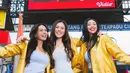 Di potret lainnya, trio mama ini kompak kenakan tanktop putih dan jaket baseball kuning keemasan [@wulanguritno]